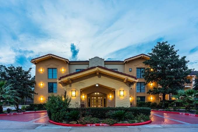 Super 8 by Wyndham Spring / The Woodlands