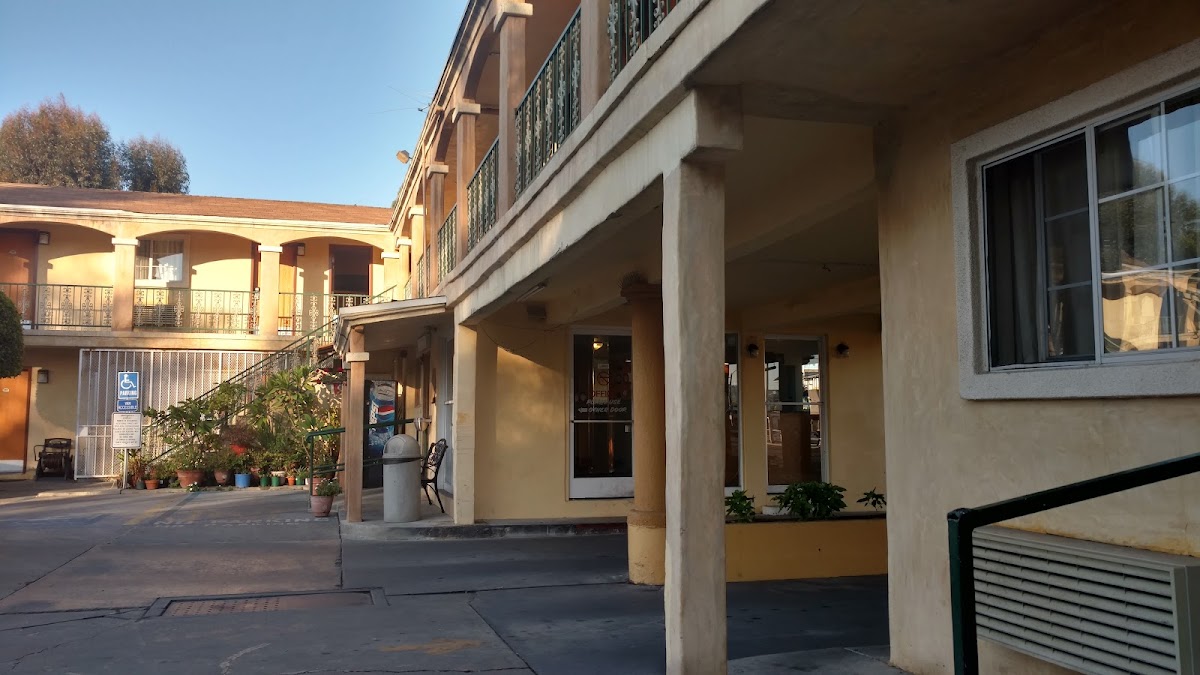 Colonial Pool & Spa Motel