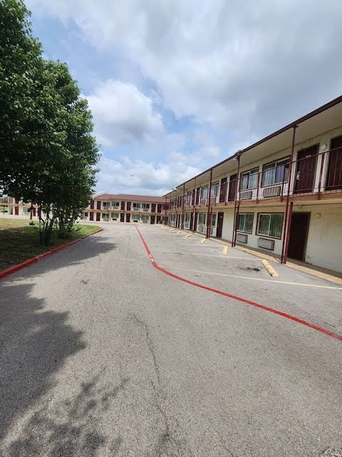 HOME TOWN INN &SUITES