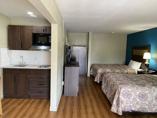 Stratford House Inn & Suites photo 2
