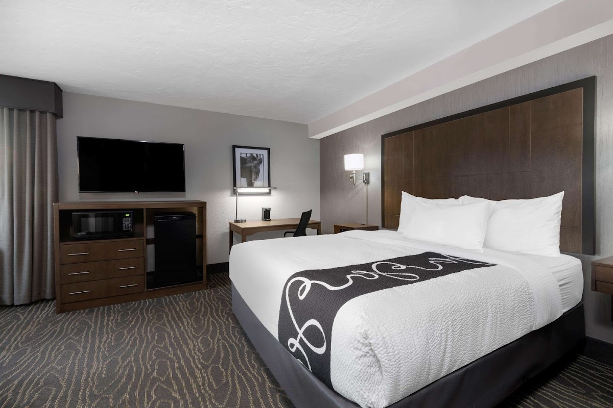 La Quinta Inn & Suites by Wyndham Anchorage Airport photo 2