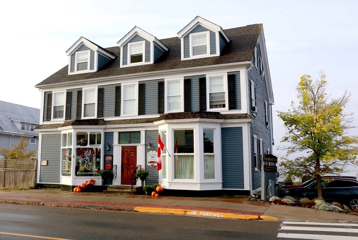 Treadwell Inn/ Chandler Room Wine Bar & Kitchen