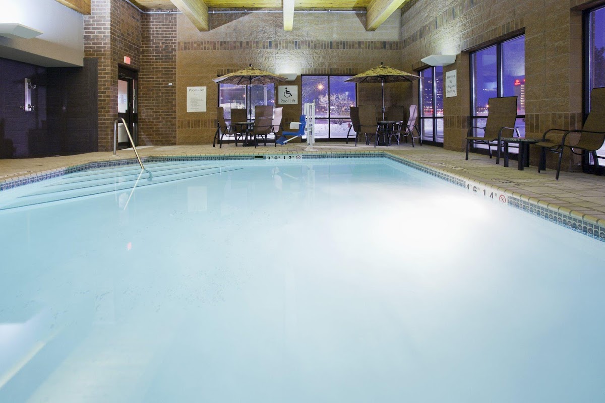Holiday Inn Express & Suites Bloomington - Mpls Arpt Area W by IHG photo 3