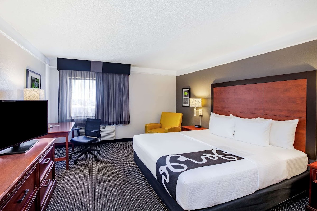 La Quinta Inn & Suites by Wyndham Houston Baytown East photo 2