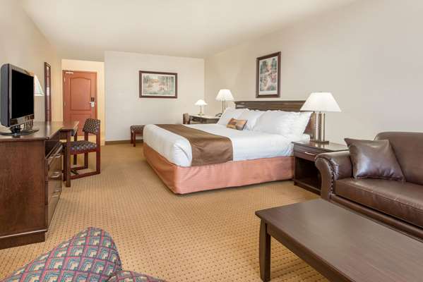Ramada by Wyndham Lloydminster photo 2