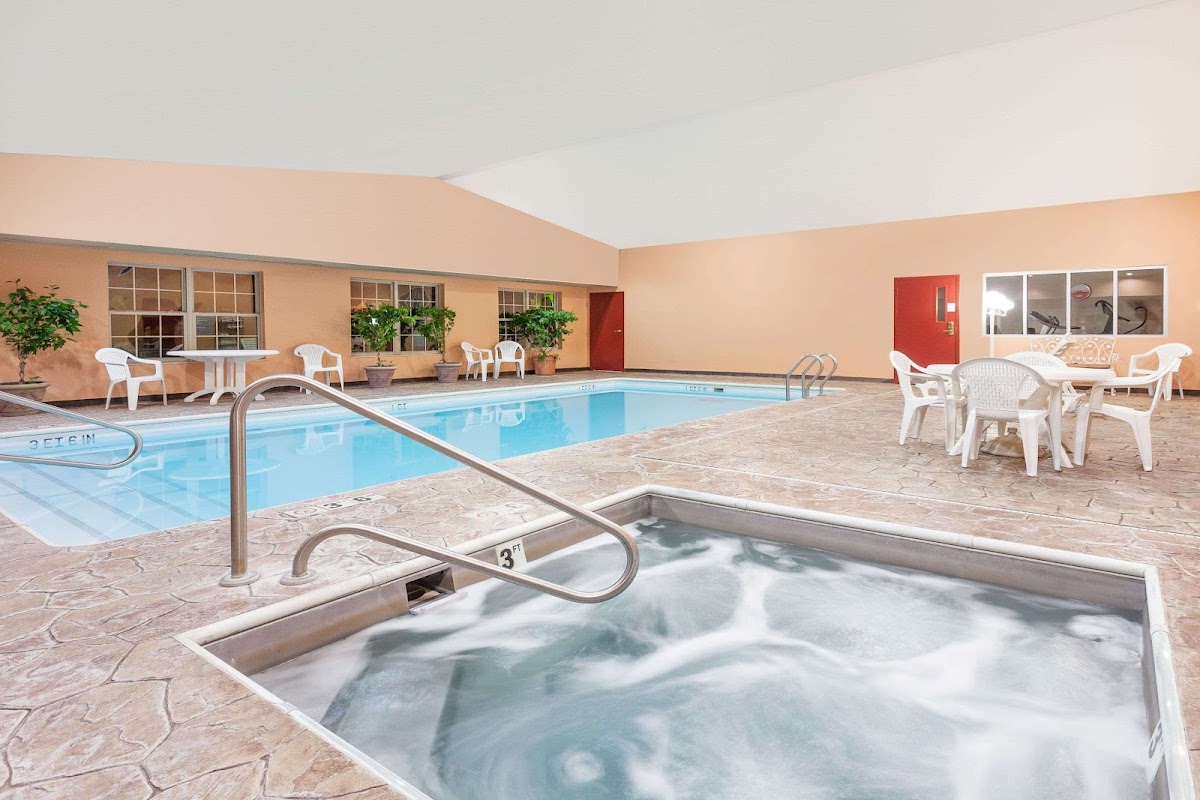 Ramada by Wyndham Sellersburg/Louisville North photo 3