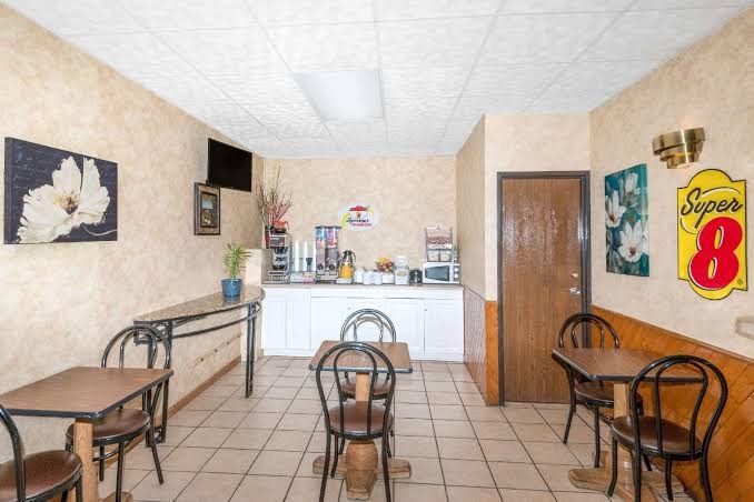 Super 8 by Wyndham Algona photo 2