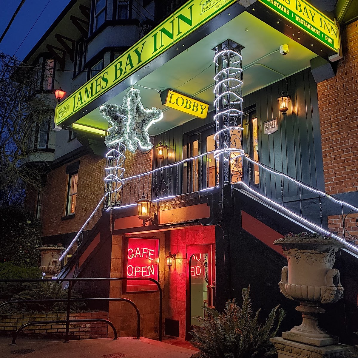 James Bay Inn Hotel, Suites & Cottages photo 3