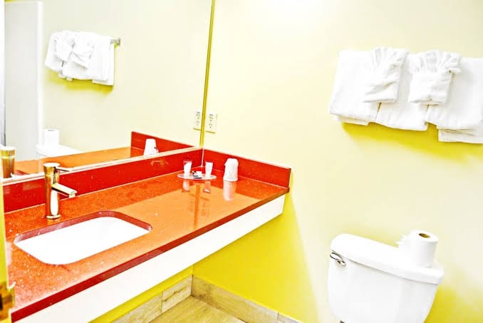Flagship Inn & Suites photo 3