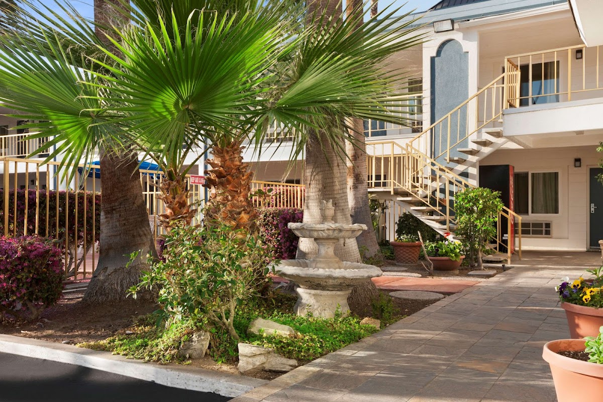 Travelodge by Wyndham Bakersfield photo 2