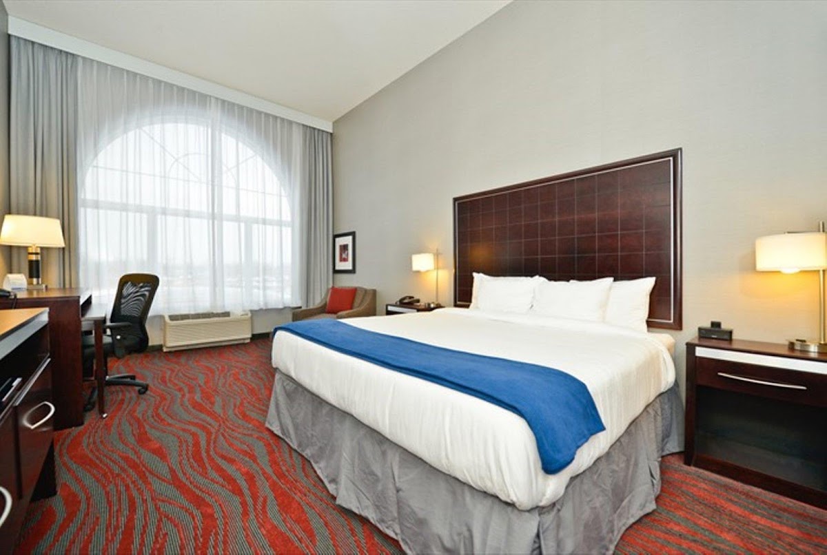 Holiday Inn Express & Suites Utica by IHG photo 2