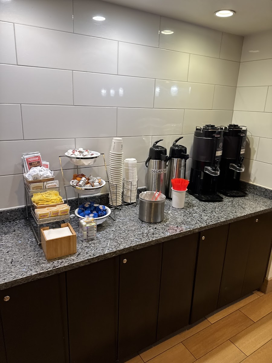 La Quinta Inn & Suites by Wyndham Detroit Metro Airport photo 2