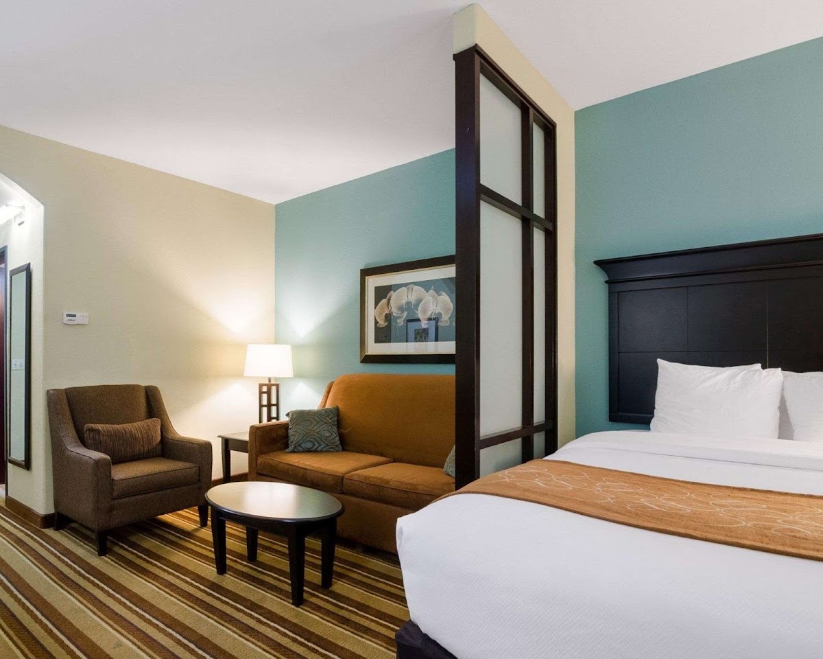 Comfort Suites Topeka Northwest photo 2