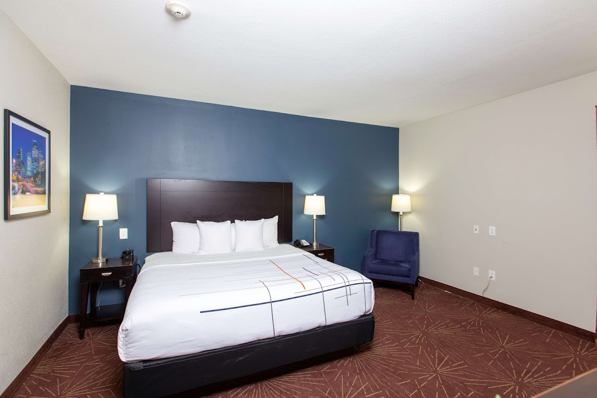 La Quinta Inn & Suites by Wyndham Houston East at Normandy photo 3