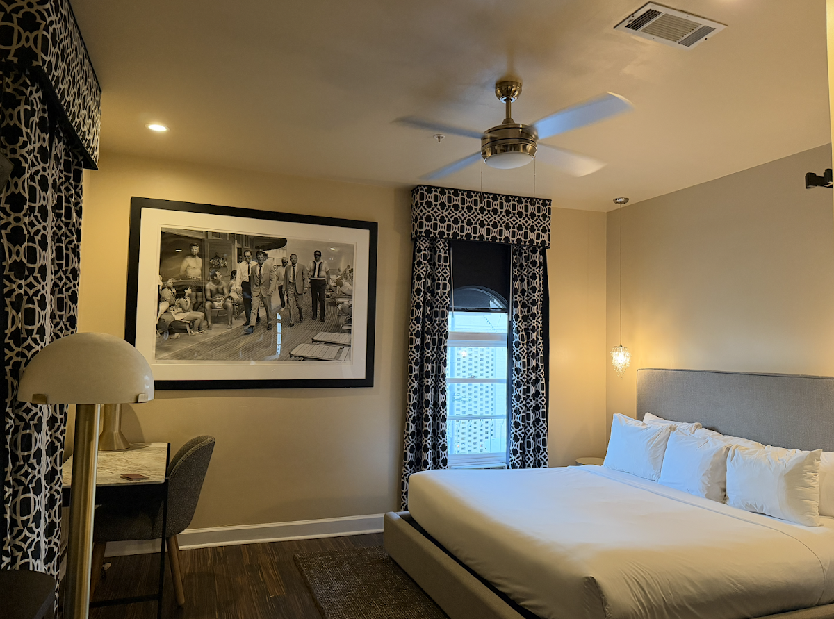 The Crescent Hotel Beverly Hills, Sonder