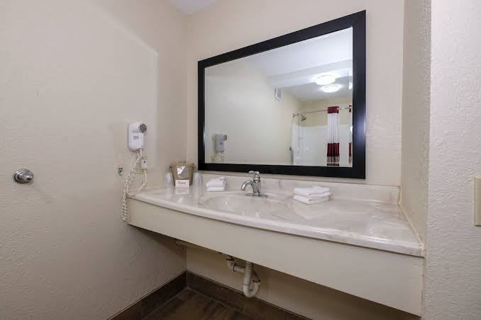 Red Roof Inn Columbus, MS photo 3