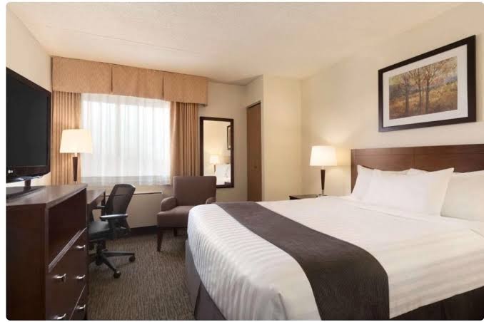 Travelodge by Wyndham Edmonton South photo 2