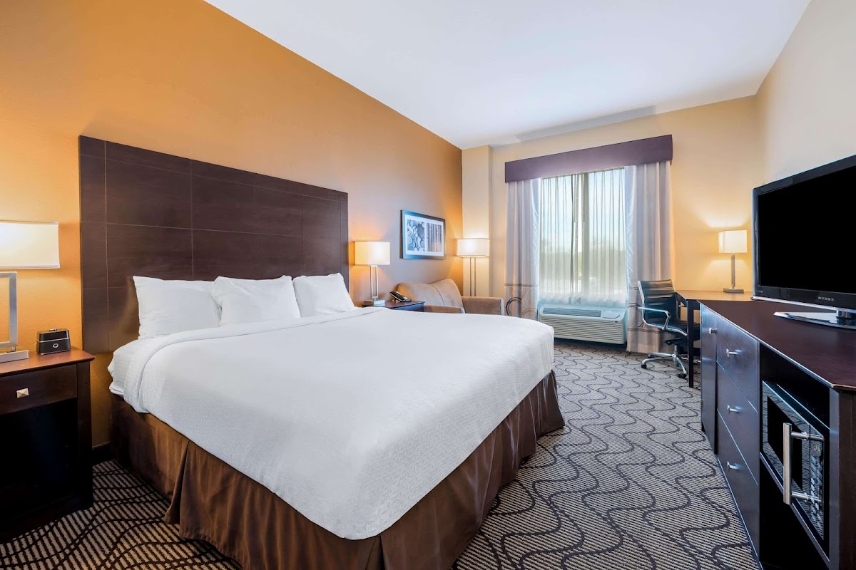 La Quinta Inn & Suites by Wyndham Marshall photo 2