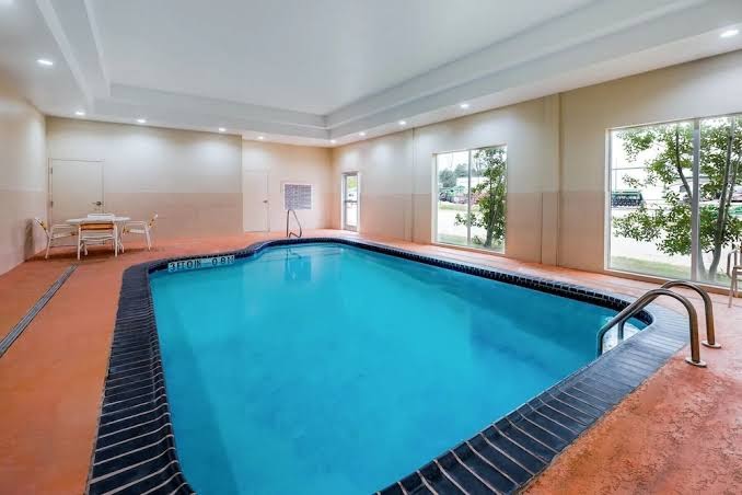 La Quinta Inn & Suites by Wyndham Marshall photo 3