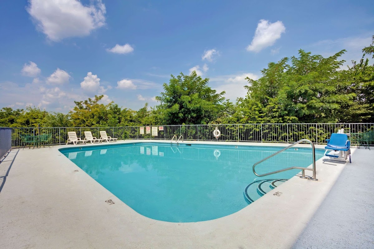 Super 8 by Wyndham Nashville/ Dntn/ Opryland Area photo 3