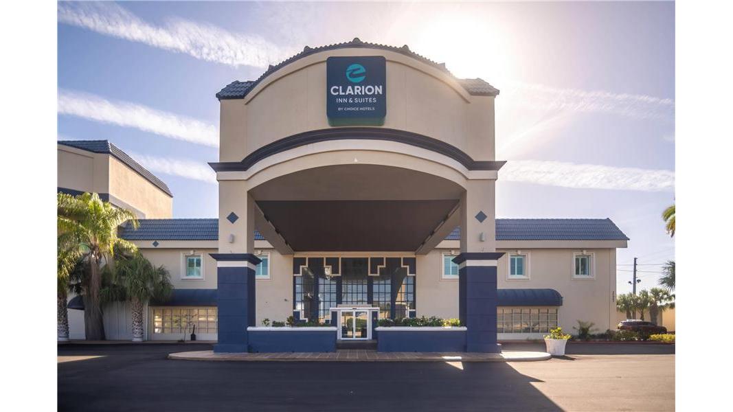 Clarion Inn & Suites Central Clearwater Beach