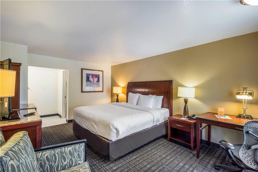 Clarion Inn & Suites Central Clearwater Beach photo 2
