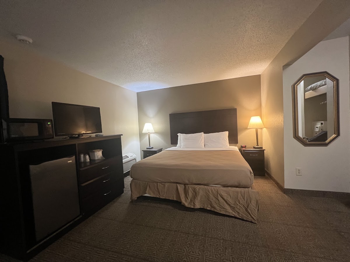 Clinton Inn & Suites photo 2