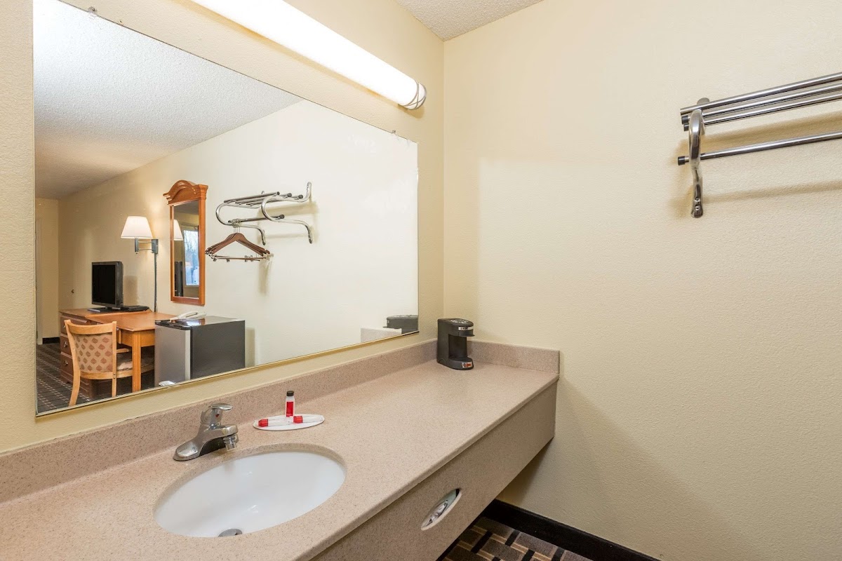 Super 8 by Wyndham Indianapolis/Southport Rd photo 3