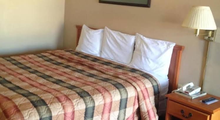 Deluxe Inn Lawton photo 2