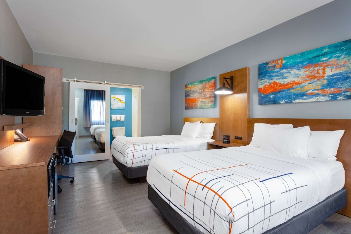 La Quinta Inn & Suites by Wyndham Ft. Myers-Sanibel Gateway photo 2