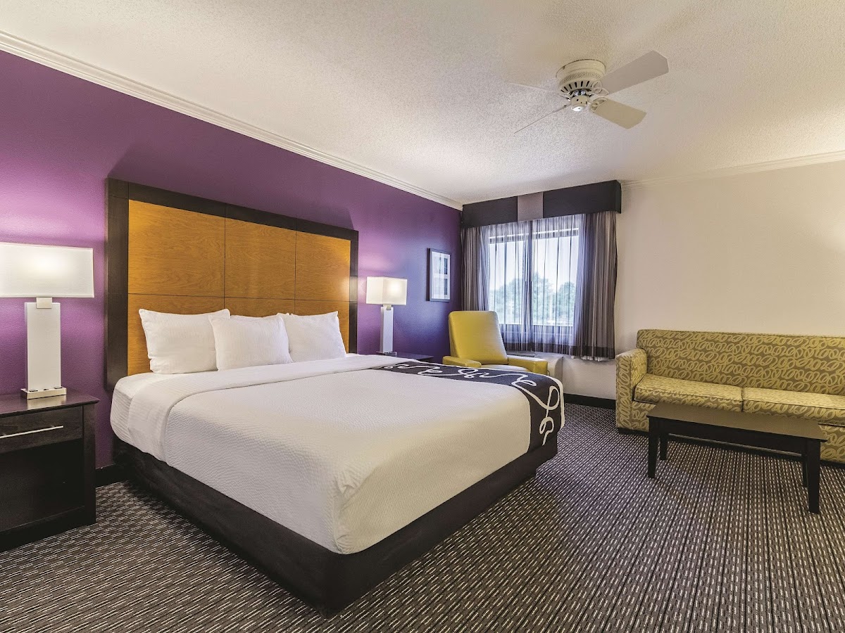 La Quinta Inn & Suites by Wyndham Cleveland - Airport North photo 2