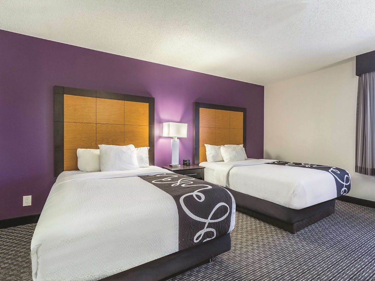 La Quinta Inn & Suites by Wyndham Cleveland - Airport North photo 3