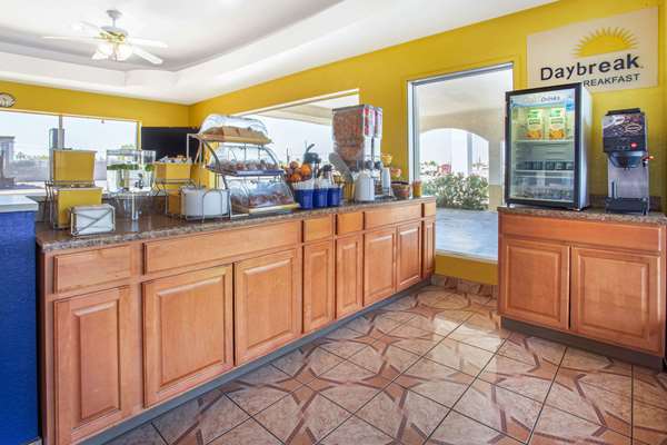 Days Inn by Wyndham Airport - Phoenix photo 3