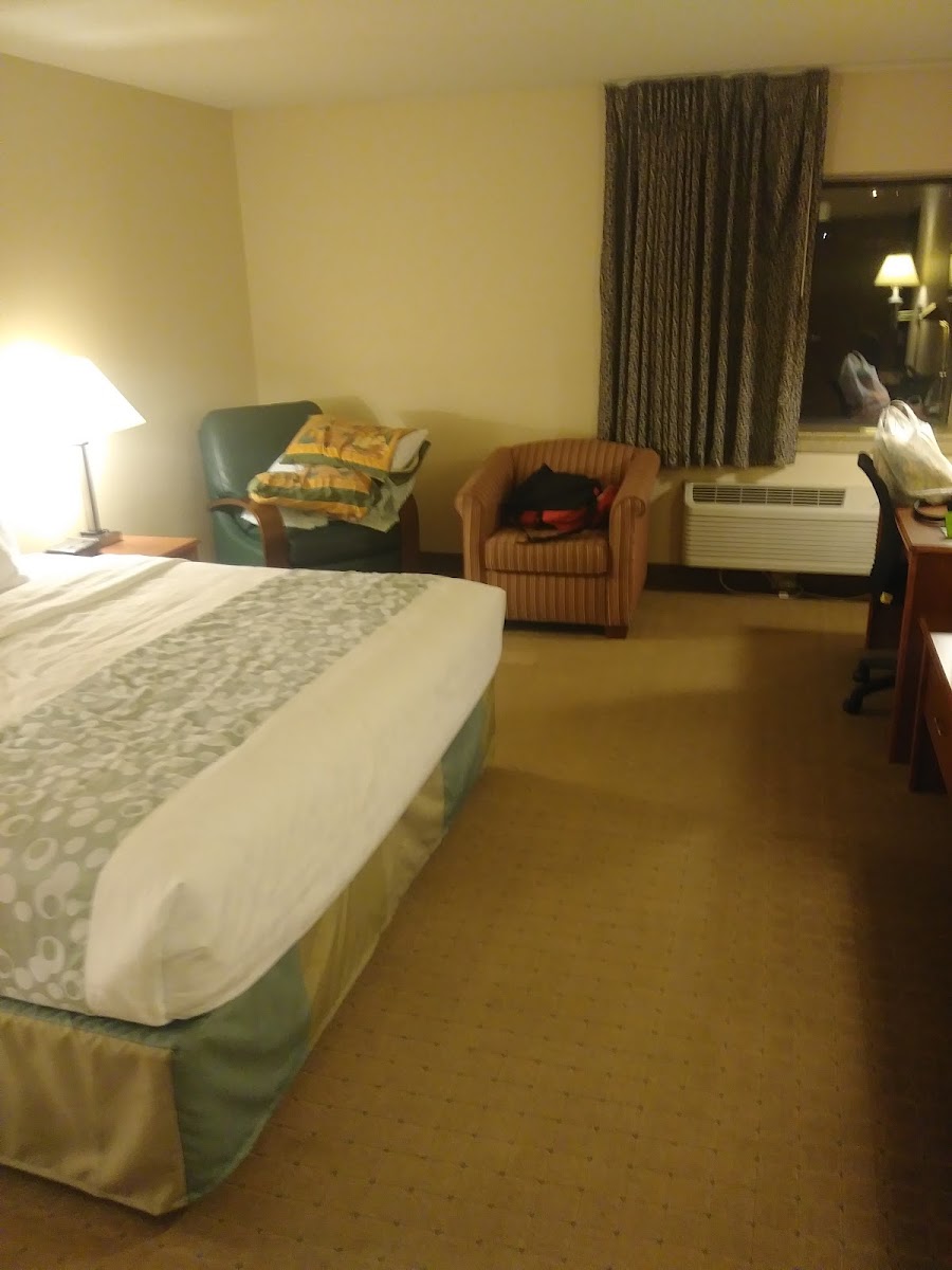 La Quinta Inn and Suites by Wyndham Cincinnati North photo 2