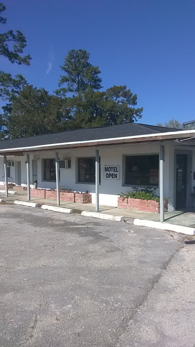 Steamboat Dive Inn