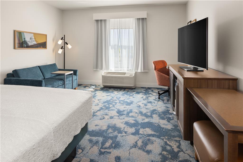Hampton Inn Minneapolis-Roseville photo 2