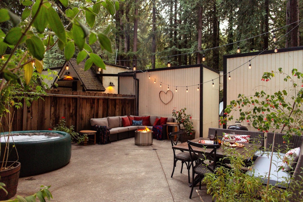 The Rio Nido Lodge