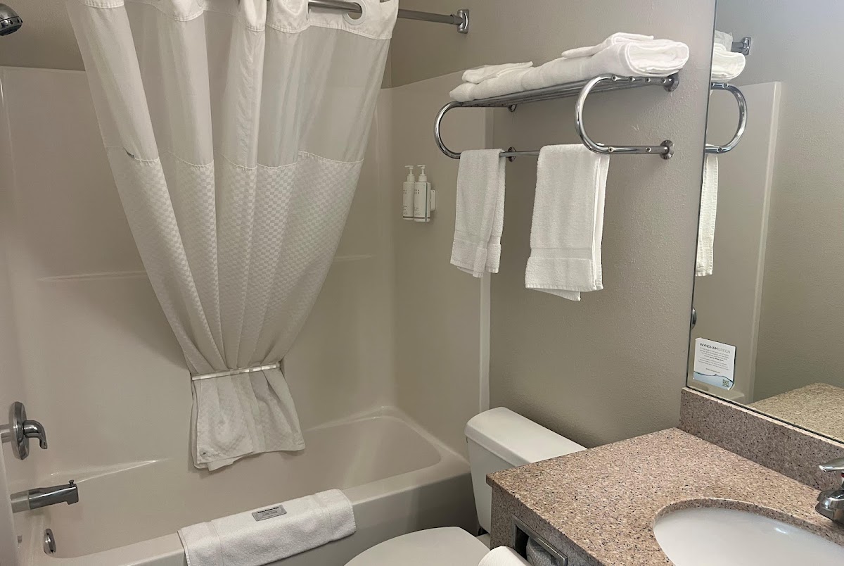 Days Inn & Suites by Wyndham Columbus NE photo 3