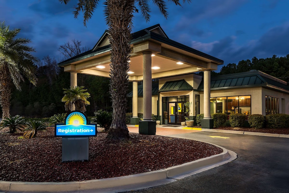 Days Inn by Wyndham Richmond Hill/Savannah