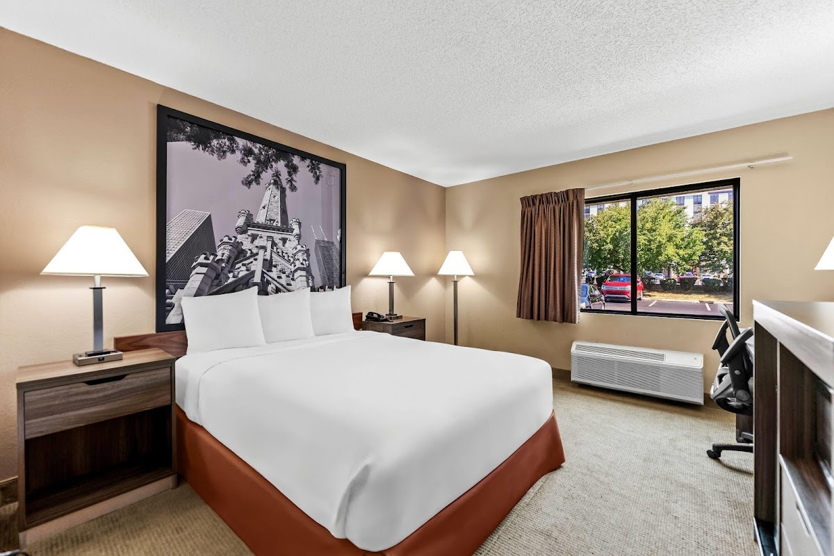 Super 8 by Wyndham Elgin photo 2