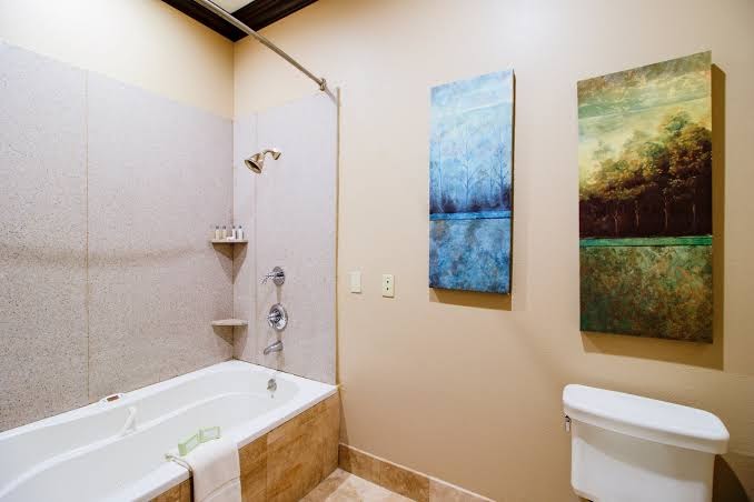 Pinewood Inn and Suites photo 3