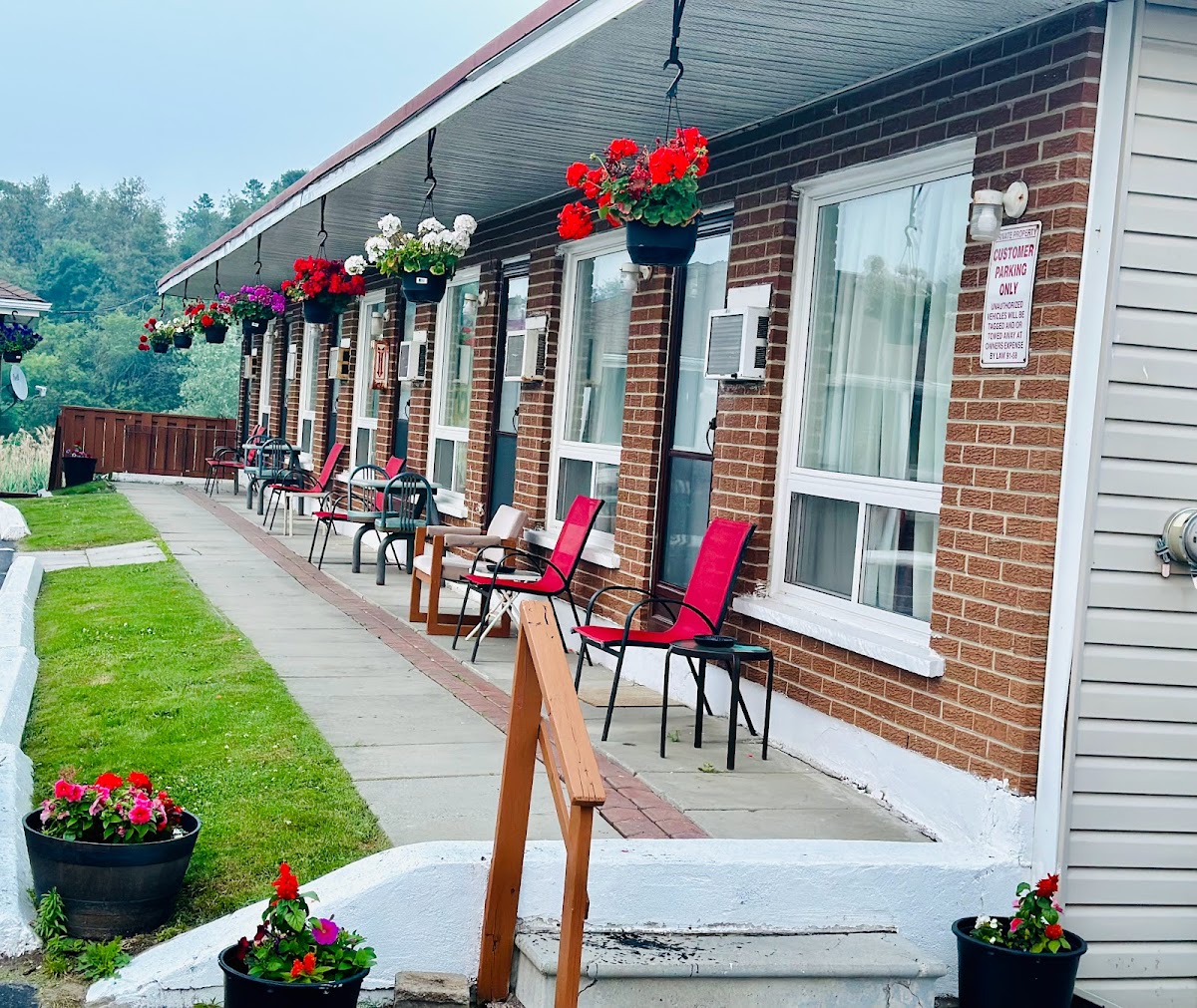 Twin Oaks Motel