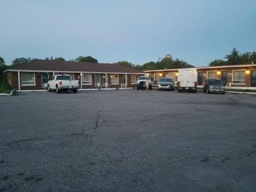 Twin Oaks Motel photo 3