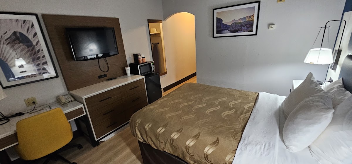 Quality Inn & Suites photo 2