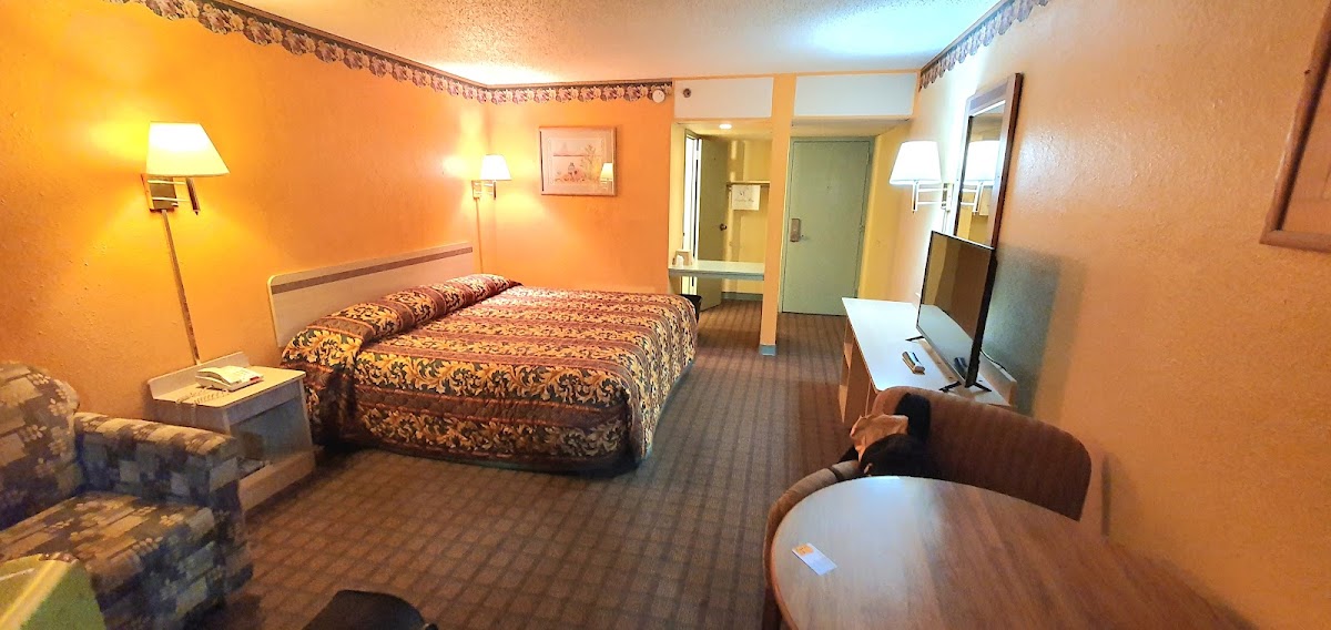 Camelot Inn photo 2