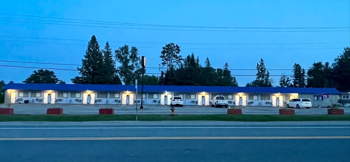 Village Inn & Suites