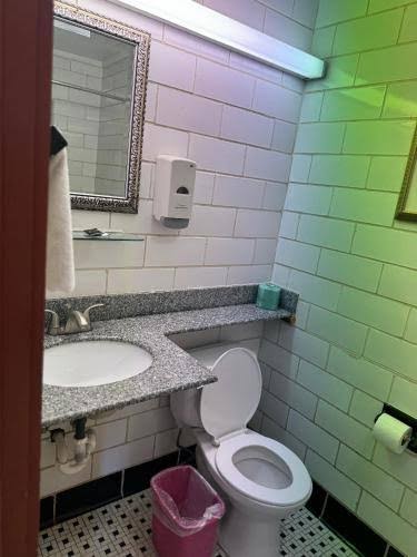 Budget Inn photo 3