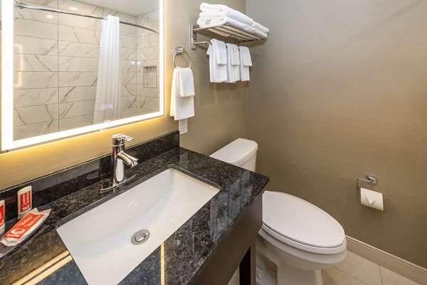 Econo Lodge Inn & Suites photo 3