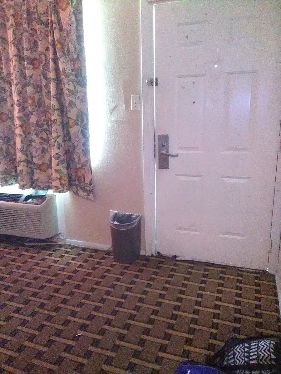 Deluxe Inn
