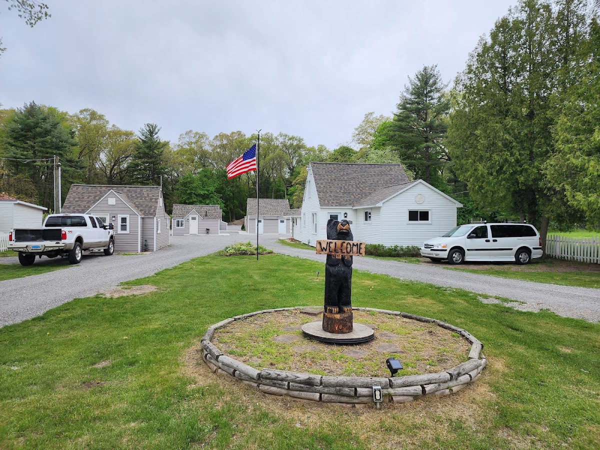 Bear's Den Motel